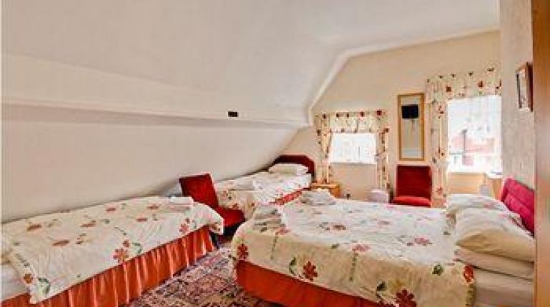 Queen Victoria Guest House Hotelsgh, Queen Victoria Bed And Breakfast